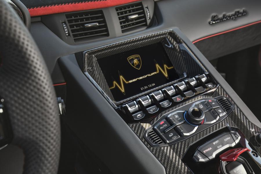 Детали интерьера Lamborghini Aventador SVJ 2018 года  (WW) (фото 31 из 53)